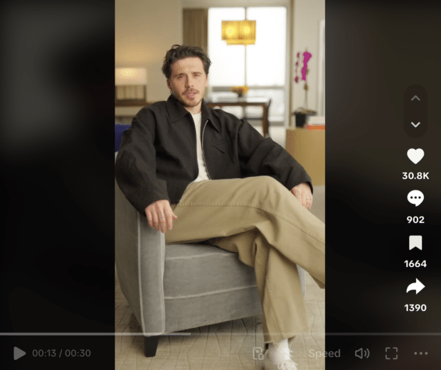 vidéo de brooklyn beckham pour booking.com